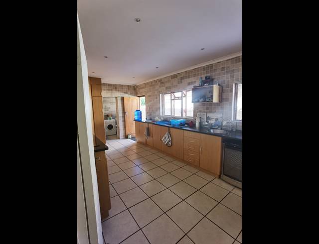 3 BEDROOM FREESTANDING TO LET IN STRAND CENTRAL